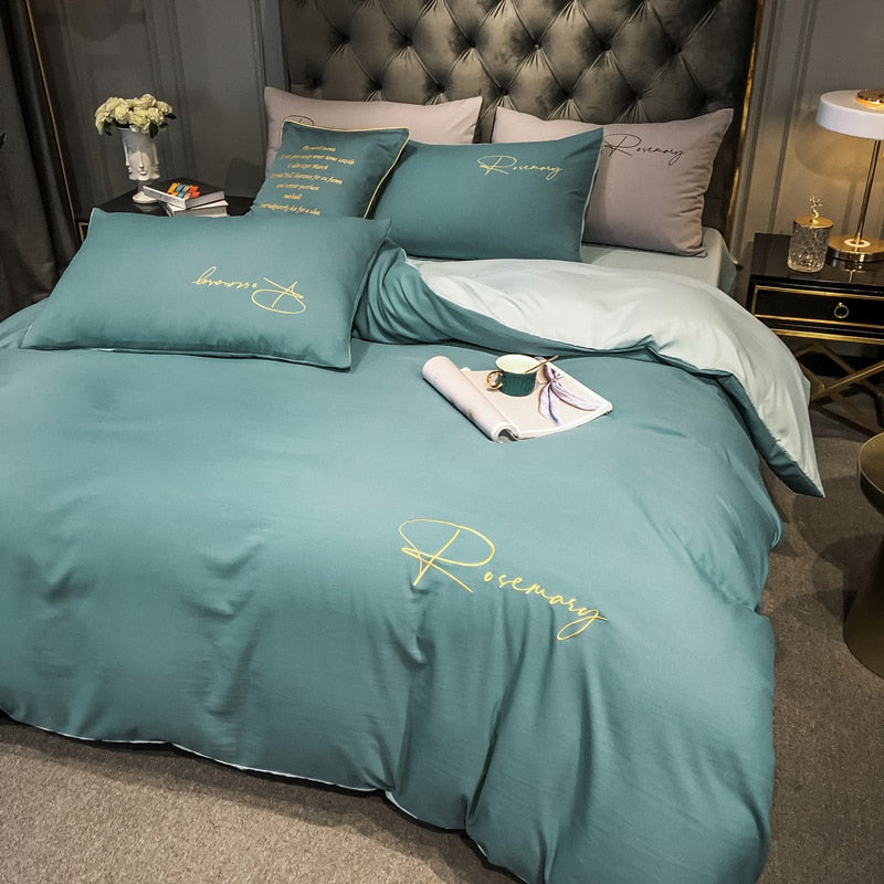 Yksinkertainen Vuodevaatteet, Jossa Sininen Ja Vihreä Kirjailtu Kirjoitus