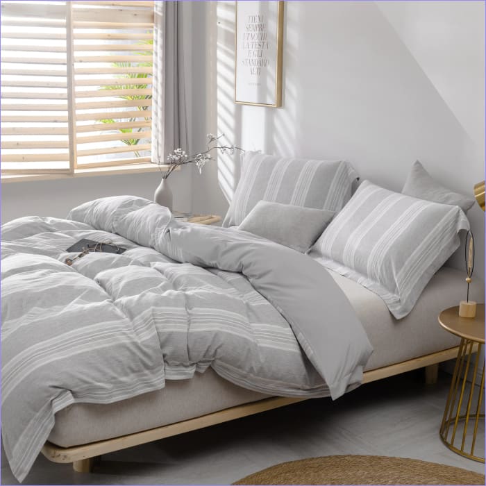 Vaaleanharmaa Ja Valkoinen Pussilakana