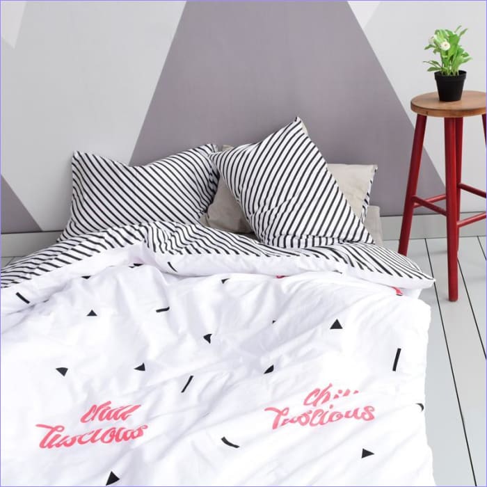 Skandinavian Valkoinen Pussilakana Black Triangles Chillillä