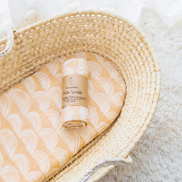 Ruskea Vauvan Peitto Valkoisella Puoliympyrällä